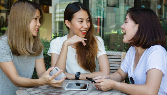 tiga wanita yang sedang duduk mengobrol