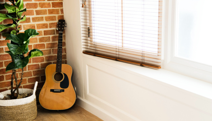 Sebuah gitar yang berada di dalam akustik ruang.